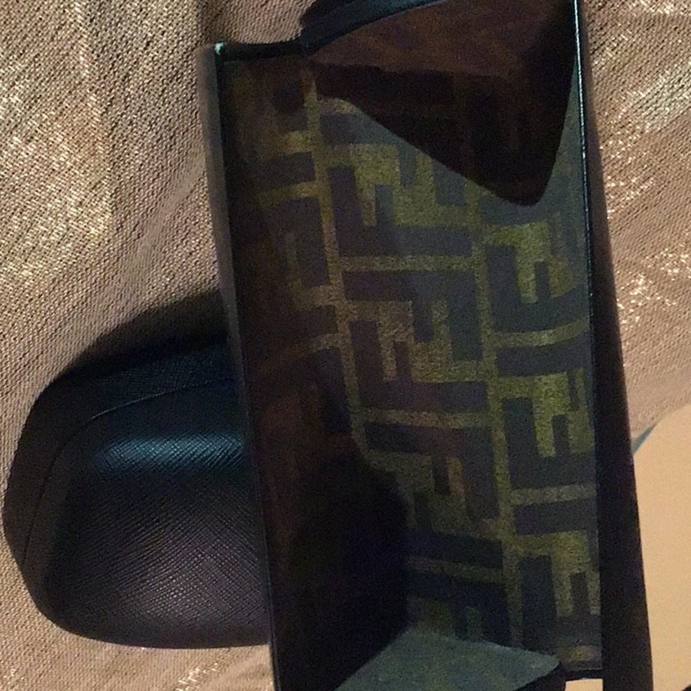 New Fendi Bi-Fold Sunnies/Eyeglass Case🔥